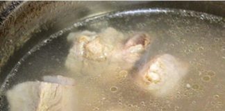 Canh khoai sọ nấu sườn nóng hổi