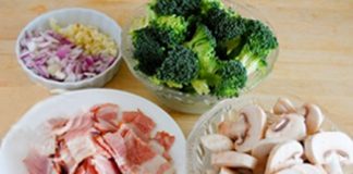 Nui xào thịt hun khói cho bữa cơm tối thêm ngon