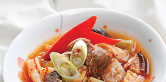 Canh kim chi thịt bò nóng hổi cho ngày đông giá rét