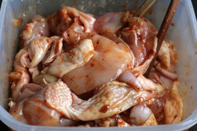 Làm sao để nấu thịt gà sốt xá xíu?