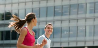 Cách gia tăng sự gần gũi cho các cặp vợ chồng trong mùa hè