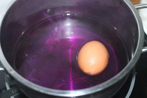 Làm trứng luộc nhuộm màu mang đậm không khí Giáng Sinh
