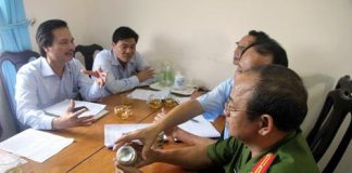 Bị dân làng xa lánh vì tiệc cưới dùng bia không thời hạn