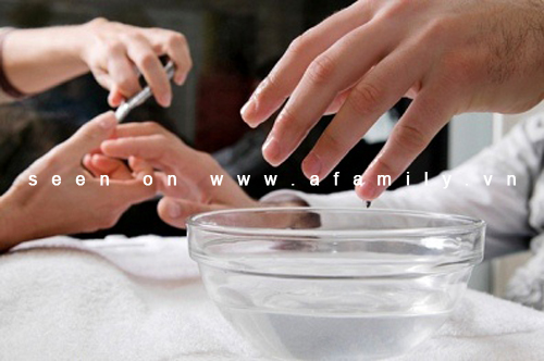 Hướng dẫn tẩy sơn móng tay đúng cách với Acetone