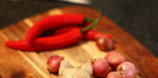 Hướng dẫn làm canh cá nấu chua cay kiểu Thái