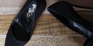 Lấp lánh đôi chân với giày cao gót đính đá handmade