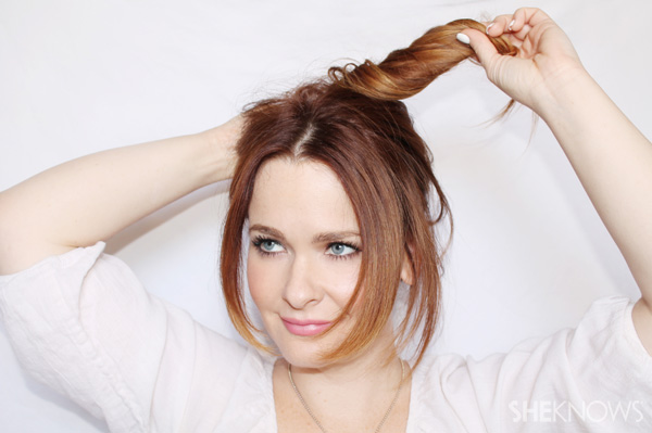 Thực hiện 3 cách búi tóc đơn giản mà 'sang chảnh' với ghim tóc