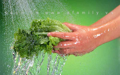 rửa rau xanh