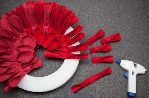 Cách làm vòng hoa trang trí nhà cực đẹp bằng vải dạ 3