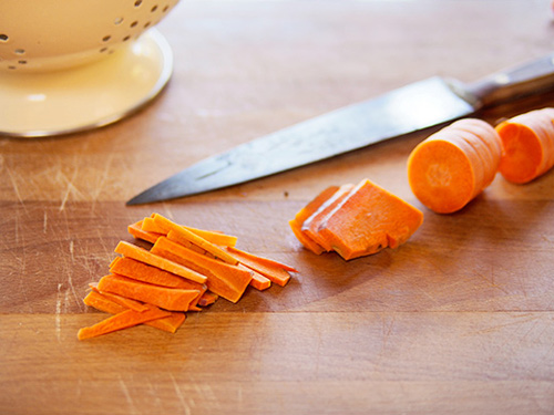 Cách muối củ cải và cà rốt chua giòn ăn dần dịp Tết