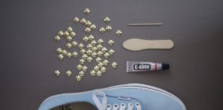 Trang trí giày sneakers bằng đinh tán cực đơn giản