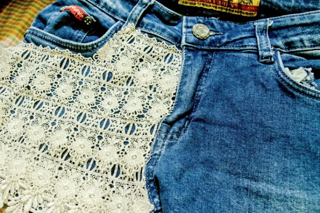 Biến hóa quần jeans cũ thành shorts ren cá tính