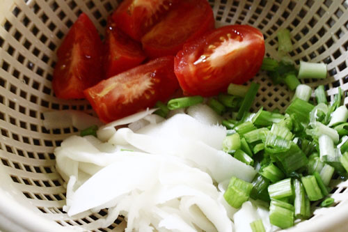 Cá viên chiên nấu măng và cà chua dễ làm