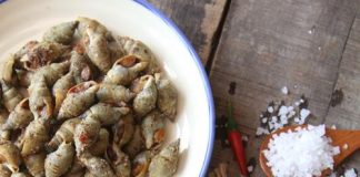 Cách làm ốc rang muối ớt không dính chảo cũng chẳng dính tay