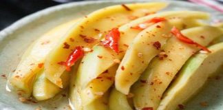 Cách làm xoài dầm muối ớt cay cay thèm chảy nước miếng