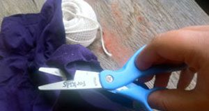 Hướng dẫn gói quà nhanh chóng bằng tất quần cũ