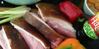 Thịt lợn mán xào ớt chuông nóng hổi