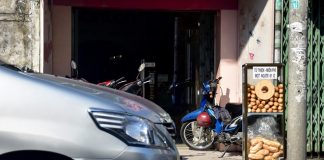 Thùng bánh mì miễn phí thu hút người nghèo ở Sài Gòn