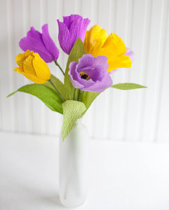 Cách làm hoa tulip bằng giấy nhún trang trí nhà ngày Tết