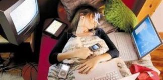 Sử dụng máy tính trước khi đi ngủ gây hại sức khỏe