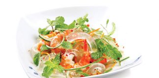 Làm gỏi nha đam tôm tươi thanh mát