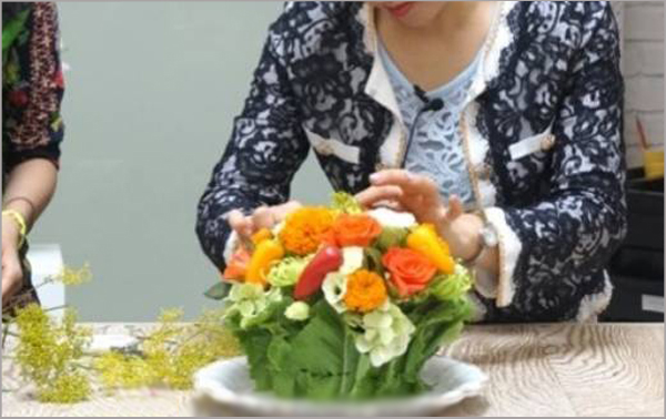 Cách cắm hoa để bàn ăn trong gia đình ngày cuối tuần
