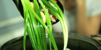 Hành lá vẫn nên nấu chín hơn là thả vào sau khi tắt bếp. Ảnh minh họa