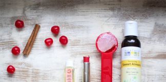 Cách làm son bóng có màu từ vaseline cho môi căng mọng