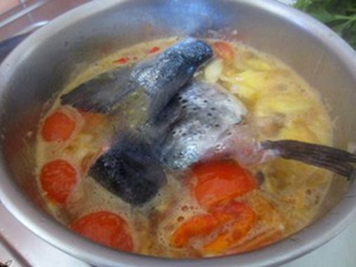 Hướng dẫn làm canh cá nấu dứa nóng hổi cho ngày lạnh