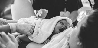 Mẹ một mình ôm bụng bầu lái xe đi đẻ lấy nước mắt dân mạng