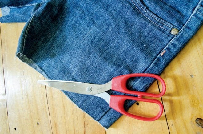 Biến hóa quần jeans cũ thành shorts ren cá tính