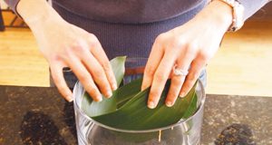 Cách cắm hoa xen quả đơn giản mà độc đáo