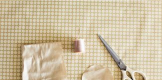 Xếp nhún vải thành những bông hoa xinh - 1