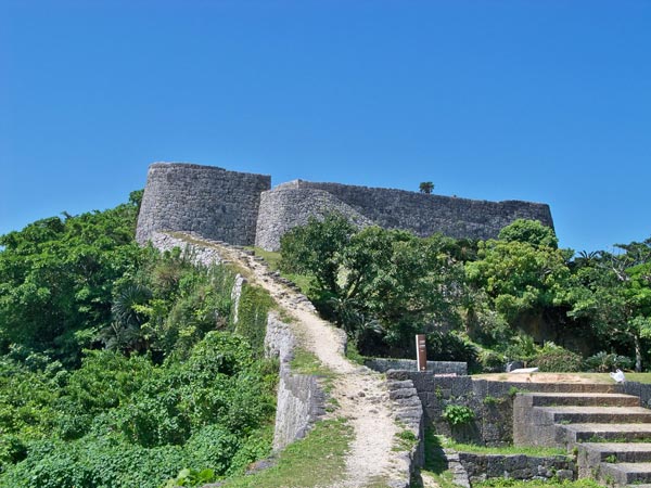 Thăm 5 lâu đài cổ kính ở Okinawa
