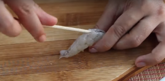 Mẹo nhỏ bóc vỏ và lấy chỉ tôm siêu nhanh