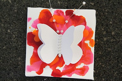 Cuối tuần tân trang nhà bằng 2 cách làm tranh bướm rực rỡ