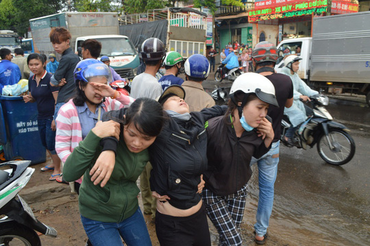 Ngã xe trong mưa, người phụ nữ bị container cán qua đầu