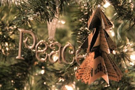 Cách làm cây thông Noel từ báo cũ