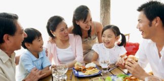 Bí quyết giữ phong cách đúng mực trong các bữa tiệc gia đình