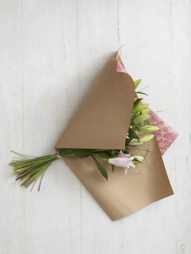 Dành 1 phút học cách bó hoa bằng giấy hình nón đơn giản