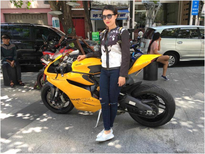 Cô gái xinh đẹp chạy xe Ducati hầm hố trên phố Sài Gòn