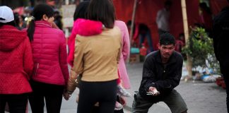 Ăn xin lê lết trước cửa đền Trần