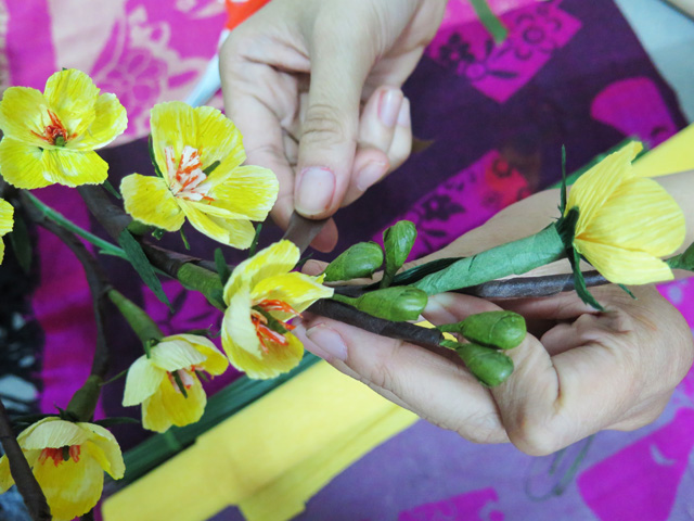 Cách làm hoa mai bằng giấy nhún đón lộc vào nhà