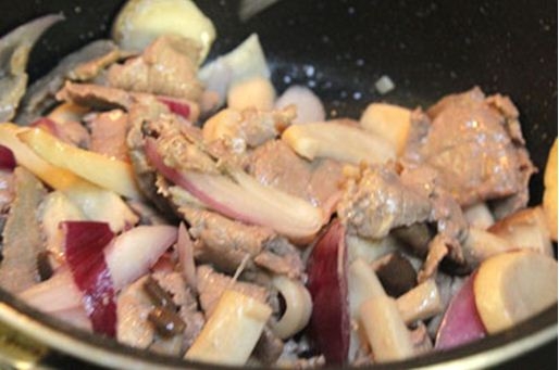 Cách làm nấm đùi gà xào thịt bò