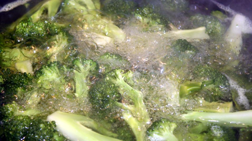 Hướng dẫn làm salad súp lơ chống ngán cho ngày Tết