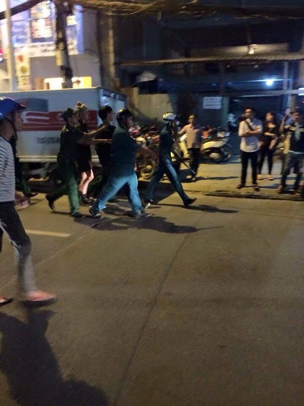 Đám đông hàng trăm bạn trẻ tụ tập làm náo loạn phố Nguyễn Huệ