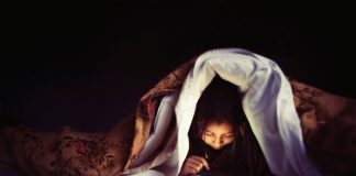 Hãy "ném smartphone" trước khi đi ngủ nếu không bạn sẽ hối hận