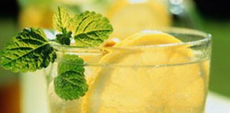 Bí quyết sống khỏe nhờ uống nước chanh ấm vào buổi sáng