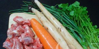 Canh sườn củ sen nóng hổi