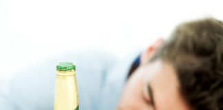 Cách xử lý ngộ độc rượu ngày Tết - 1